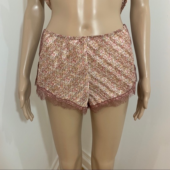 New Victoria’s Secret Lace Cami and Shorts 2 Piece Pajamas Set Size Small - Picture 5 of 15